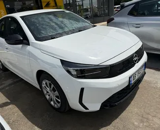 Benzin 1,2L Motor von Opel Corsa 2024 zur Miete am Flughafen von Tirana.