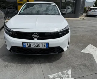 Frontansicht eines Mietwagens Opel Corsa am Flughafen von Tirana, Albanien ✓ Auto Nr.13542. ✓ Automatisch TM ✓ 0 Bewertungen.