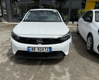 Frontansicht eines Mietwagens Opel Corsa am Flughafen von Tirana, Albanien ✓ Auto Nr.13540. ✓ Schaltgetriebe TM ✓ 0 Bewertungen.