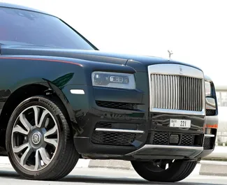 Rolls-Royce Cullinan 2023 zur Miete verfügbar in Dubai, mit Kilometerbegrenzung unbegrenzte.