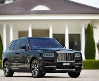 Frontansicht eines Mietwagens Rolls-Royce Cullinan in Dubai, VAE ✓ Auto Nr.13332. ✓ Automatisch TM ✓ 0 Bewertungen.