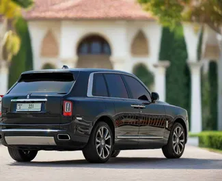 Innenraum von Rolls-Royce Cullinan zur Miete in VAE. Ein großartiges 5-Sitzer Fahrzeug mit Automatisch Getriebe.