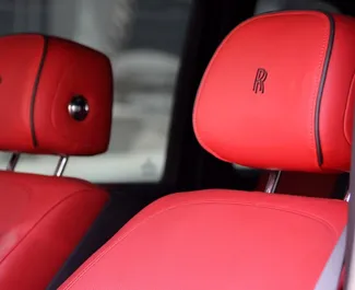 Benzin 6,0L Motor von Rolls-Royce Cullinan 2023 zur Miete in Dubai.