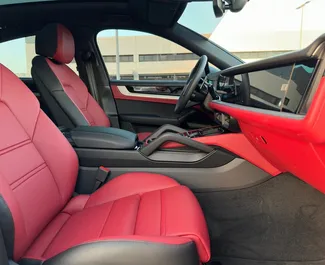 Innenraum von Porsche Cayenne zur Miete in VAE. Ein großartiges 5-Sitzer Fahrzeug mit Automatisch Getriebe.