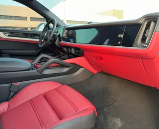 Frontansicht eines Mietwagens Porsche Cayenne in Dubai, VAE ✓ Auto Nr.13330. ✓ Automatisch TM ✓ 0 Bewertungen.