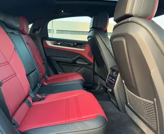 Vermietung Porsche Cayenne. Premium, Luxus, SUV Fahrzeug zur Miete in VAE ✓ Kaution Einzahlung von 2500 AED ✓ Versicherungsoptionen KFZ-HV.