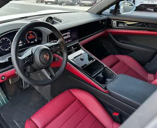 Frontansicht eines Mietwagens Porsche Panamera in Dubai, VAE ✓ Auto Nr.13331. ✓ Automatisch TM ✓ 0 Bewertungen.