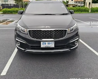 Kia Carnival 2017 mit Antriebssystem Heckantrieb, verfügbar am Flughafen Bangkok Suvarnabhumi.