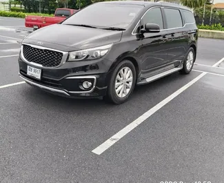 Frontansicht eines Mietwagens Kia Carnival am Flughafen Bangkok Suvarnabhumi, Thailand ✓ Auto Nr.13386. ✓ Automatisch TM ✓ 0 Bewertungen.