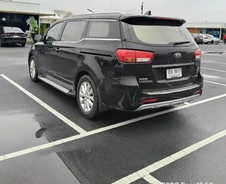 Kia Carnival 2017 zur Miete verfügbar am Flughafen Bangkok Suvarnabhumi, mit Kilometerbegrenzung unbegrenzte.