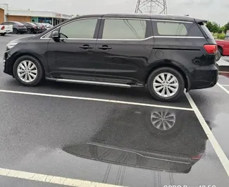 Innenraum von Kia Carnival zur Miete in Thailand. Ein großartiges 11-Sitzer Fahrzeug mit Automatisch Getriebe.