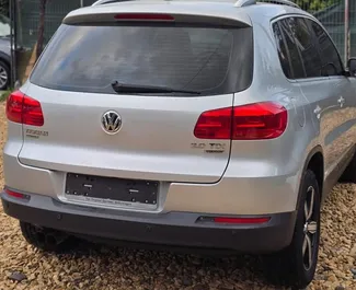 Frontansicht eines Mietwagens Volkswagen Tiguan am Flughafen von Tirana, Albanien ✓ Auto Nr.13437. ✓ Automatisch TM ✓ 0 Bewertungen.