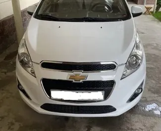 Frontansicht eines Mietwagens Chevrolet Spark in Baku, Aserbaidschan ✓ Auto Nr.13499. ✓ Automatisch TM ✓ 0 Bewertungen.