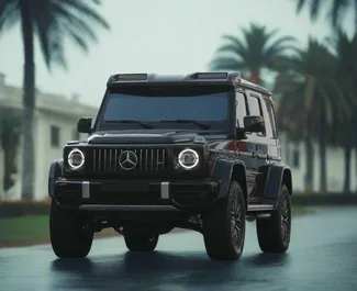 Frontansicht eines Mietwagens Mercedes-Benz G63 AMG in Dubai, VAE ✓ Auto Nr.13475. ✓ Automatisch TM ✓ 0 Bewertungen.
