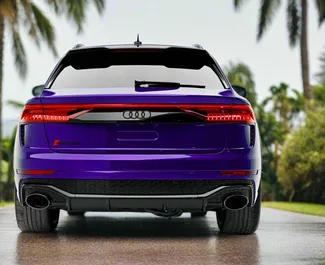 Innenraum von Audi RS Q8 zur Miete in VAE. Ein großartiges 5-Sitzer Fahrzeug mit Automatisch Getriebe.
