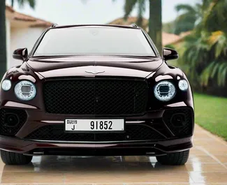 Frontansicht eines Mietwagens Bentley Bentayga in Dubai, VAE ✓ Auto Nr.13376. ✓ Automatisch TM ✓ 0 Bewertungen.