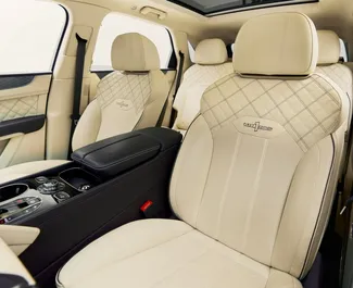 Vermietung Bentley Bentayga. Premium, Luxus, Crossover Fahrzeug zur Miete in VAE ✓ Kaution Einzahlung von 2500 AED ✓ Versicherungsoptionen KFZ-HV.