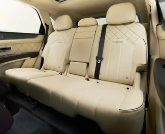 Bentley Bentayga 2022 zur Miete verfügbar in Dubai, mit Kilometerbegrenzung unbegrenzte.
