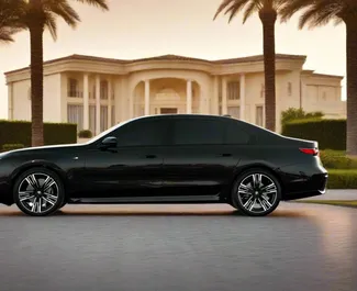 Innenraum von BMW 740Li zur Miete in VAE. Ein großartiges 5-Sitzer Fahrzeug mit Automatisch Getriebe.