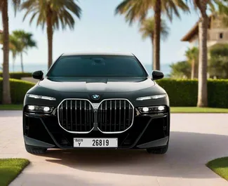 Frontansicht eines Mietwagens BMW 740Li in Dubai, VAE ✓ Auto Nr.13378. ✓ Automatisch TM ✓ 0 Bewertungen.