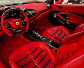 Innenraum von Ferrari F8 Spider zur Miete in VAE. Ein großartiges 2-Sitzer Fahrzeug mit Automatisch Getriebe.