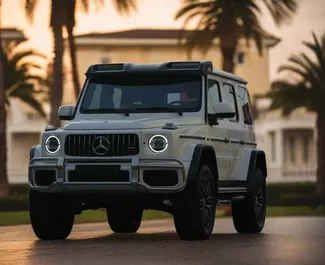 Frontansicht eines Mietwagens Mercedes-Benz G63 AMG in Dubai, VAE ✓ Auto Nr.13488. ✓ Automatisch TM ✓ 0 Bewertungen.