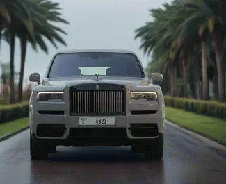Frontansicht eines Mietwagens Rolls-Royce Cullinan in Dubai, VAE ✓ Auto Nr.13489. ✓ Automatisch TM ✓ 0 Bewertungen.