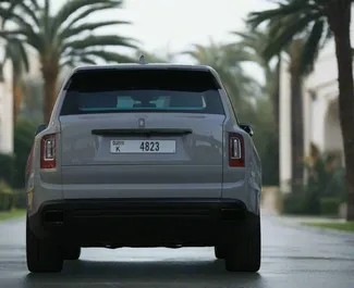Vermietung Rolls-Royce Cullinan. Luxus, Crossover Fahrzeug zur Miete in VAE ✓ Kaution Einzahlung von 2500 AED ✓ Versicherungsoptionen KFZ-HV.