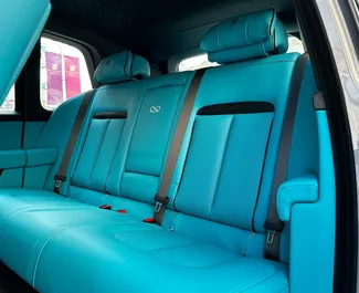 Mietwagen Rolls-Royce Cullinan 2024 in VAE, mit Benzin-Kraftstoff und 600 PS ➤ Ab 4200 AED pro Tag.