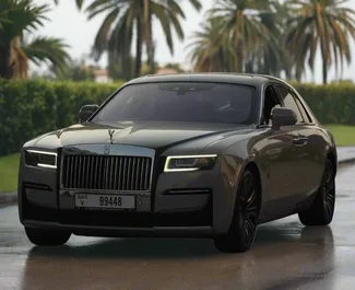 Frontansicht eines Mietwagens Rolls-Royce Ghost in Dubai, VAE ✓ Auto Nr.13490. ✓ Automatisch TM ✓ 0 Bewertungen.