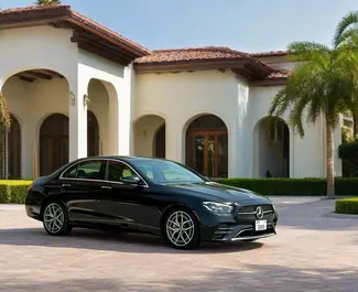 Vermietung Mercedes-Benz E350. Premium, Luxus Fahrzeug zur Miete in VAE ✓ Kaution Einzahlung von 2500 AED ✓ Versicherungsoptionen KFZ-HV.