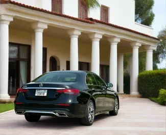 Benzin 2,0L Motor von Mercedes-Benz E350 2021 zur Miete in Dubai.