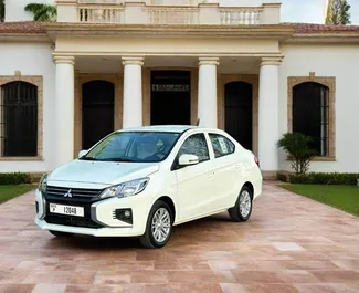 Innenraum von Mitsubishi Attrage zur Miete in VAE. Ein großartiges 5-Sitzer Fahrzeug mit Automatisch Getriebe.