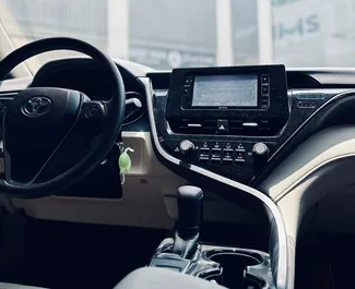 Benzin 2,5L Motor von Toyota Camry 2023 zur Miete in Dubai.
