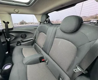 Mietwagen Mini Cooper 2024 in VAE, mit Benzin-Kraftstoff und 136 PS ➤ Ab 350 AED pro Tag.