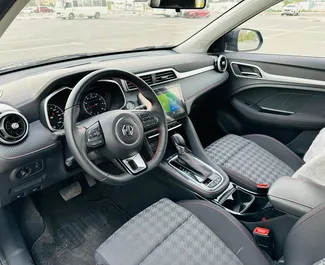 Innenraum von MG ZS zur Miete in VAE. Ein großartiges 5-Sitzer Fahrzeug mit Automatisch Getriebe.