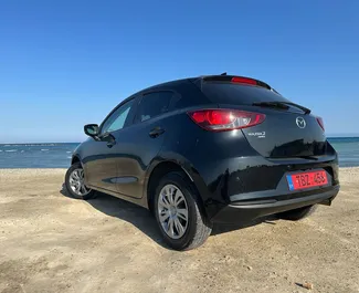 Vermietung Mazda 2. Wirtschaft Fahrzeug zur Miete auf Zypern ✓ Kaution Keine Kaution ✓ Versicherungsoptionen KFZ-HV, TKV, VKV Plus, Insassen, Diebstahlschutz, Junge.