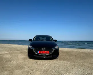 Frontansicht eines Mietwagens Mazda 2 in Larnaca, Zypern ✓ Auto Nr.13250. ✓ Automatisch TM ✓ 0 Bewertungen.