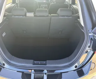 Innenraum von Mazda 2 zur Miete auf Zypern. Ein großartiges 5-Sitzer Fahrzeug mit Automatisch Getriebe.