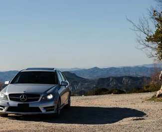 Frontansicht eines Mietwagens Mercedes-Benz C-Class in Tirana, Albanien ✓ Auto Nr.10512. ✓ Automatisch TM ✓ 0 Bewertungen.