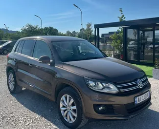 Frontansicht eines Mietwagens Volkswagen Tiguan am Flughafen von Tirana, Albanien ✓ Auto Nr.13389. ✓ Automatisch TM ✓ 0 Bewertungen.