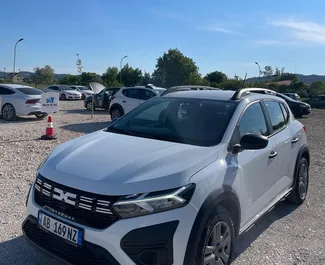Frontansicht eines Mietwagens Dacia Sandero Stepway am Flughafen von Tirana, Albanien ✓ Auto Nr.10103. ✓ Schaltgetriebe TM ✓ 1 Bewertungen.
