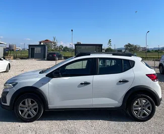 Autovermietung Dacia Sandero Stepway Nr.10103 Schaltgetriebe am Flughafen von Tirana, ausgestattet mit einem 1,0L Motor ➤ Von Marenglen in Albanien.