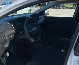 Benzin 1,0L Motor von Dacia Sandero Stepway 2024 zur Miete am Flughafen von Tirana.