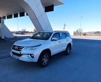 Frontansicht eines Mietwagens Toyota Fortuner in Tiflis, Georgien ✓ Auto Nr.13436. ✓ Automatisch TM ✓ 0 Bewertungen.