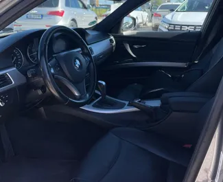 Benzin 2,0L Motor von BMW 3-series Compact 2011 zur Miete am Flughafen von Tirana.