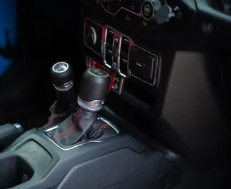Innenraum von Jeep Wrangler Rubicon zur Miete in Georgien. Ein großartiges 5-Sitzer Fahrzeug mit Automatisch Getriebe.