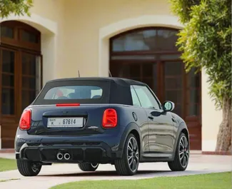 Mini Cooper 2022 zur Miete verfügbar in Dubai, mit Kilometerbegrenzung unbegrenzte.