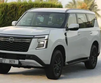 Innenraum von Nissan Patrol zur Miete in VAE. Ein großartiges 7-Sitzer Fahrzeug mit Automatisch Getriebe.