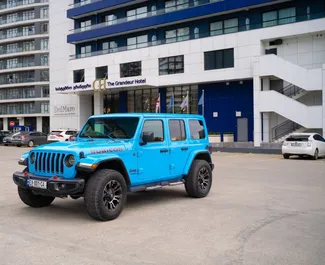 Frontansicht eines Mietwagens Jeep Wrangler Rubicon in Batumi, Georgien ✓ Auto Nr.13526. ✓ Automatisch TM ✓ 0 Bewertungen.